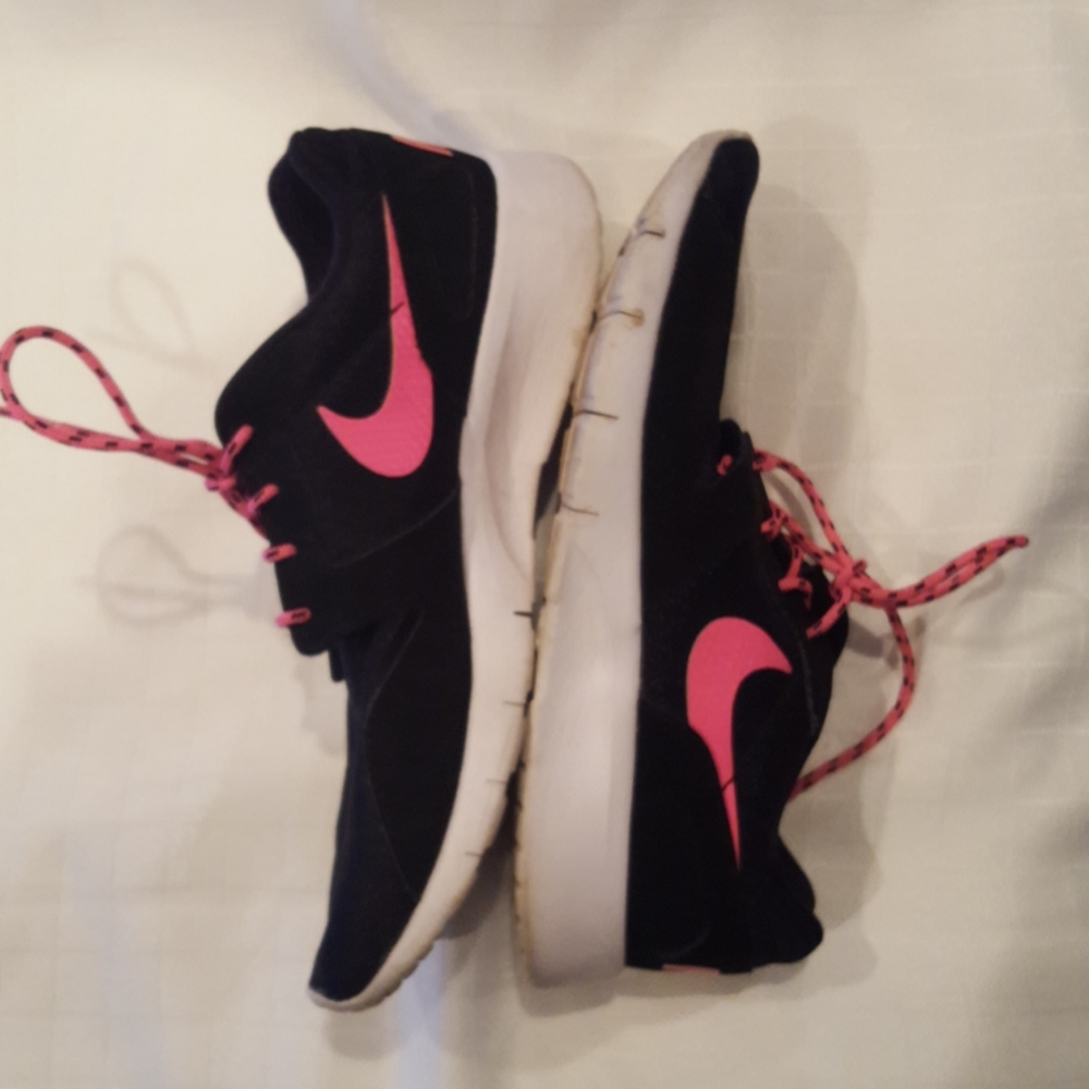 Nike shoes - Picture 2 of 3